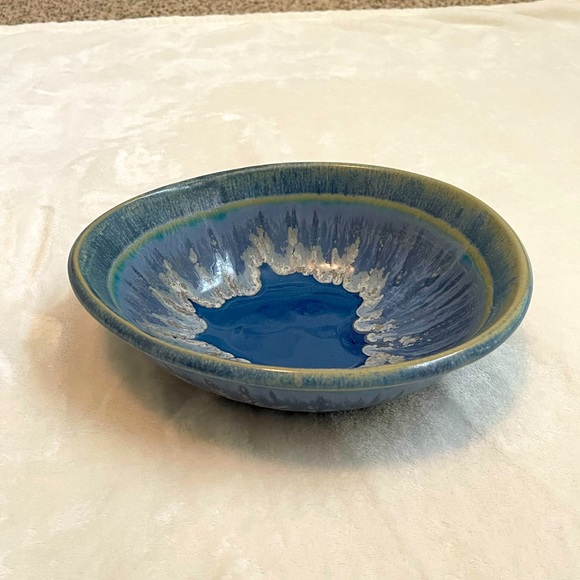 Beautiful blue pottery dish - Picture 2 of 4